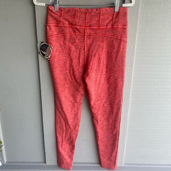 NWT - FP Movement Hybrid High Rise Leggings in Color: Lipstick Size: M - Picture 6 of 14